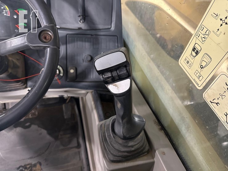 2017-caterpillar-tl1055d-image-13