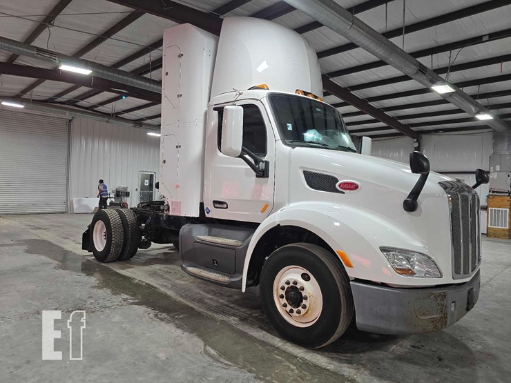 2017-peterbilt-579-image-2