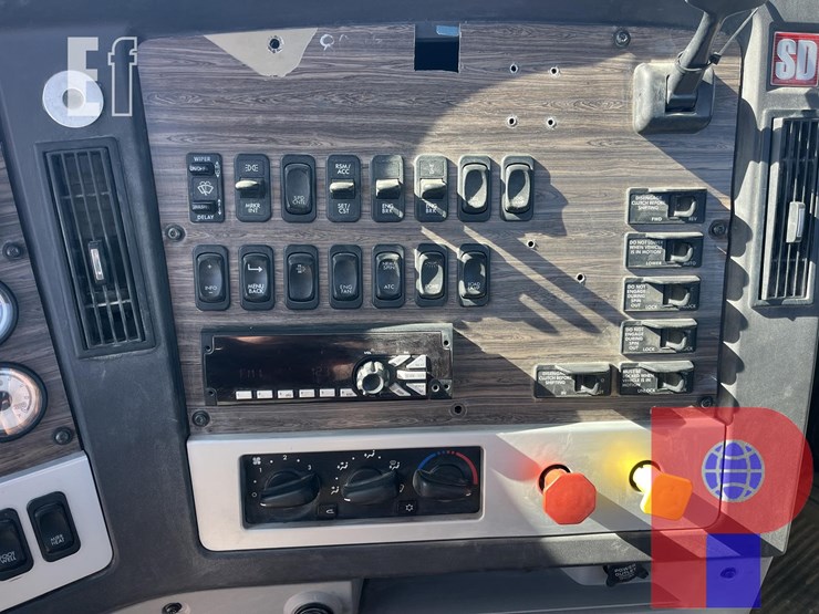 2019-freightliner-coronado-122-sd-image-11