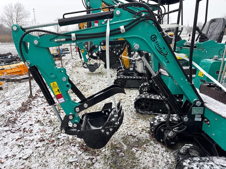 #2003-•-unused-h15r-mini-excavator-image-2