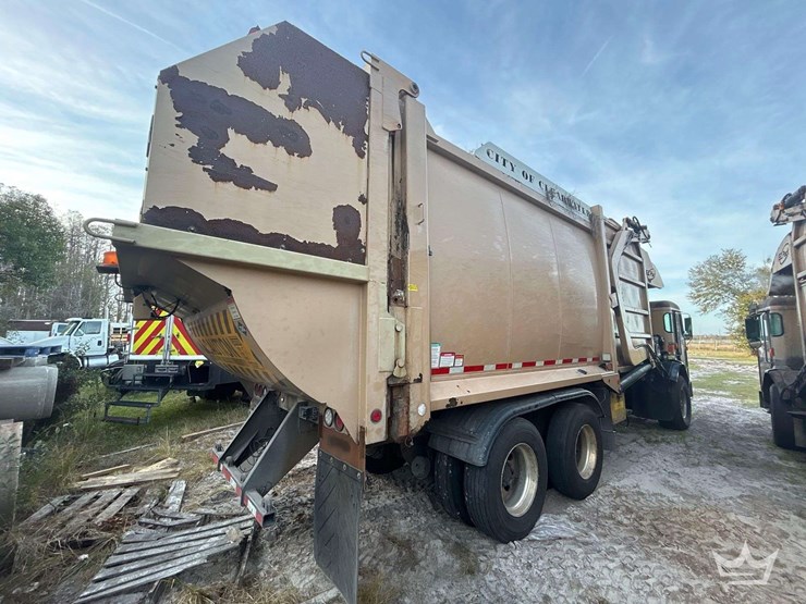 2018-peterbilt-320-image-3