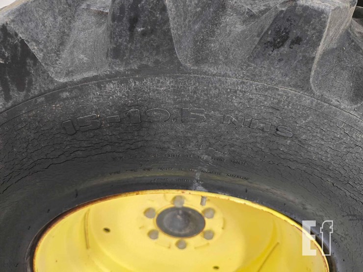 john-deere-3320-image-24