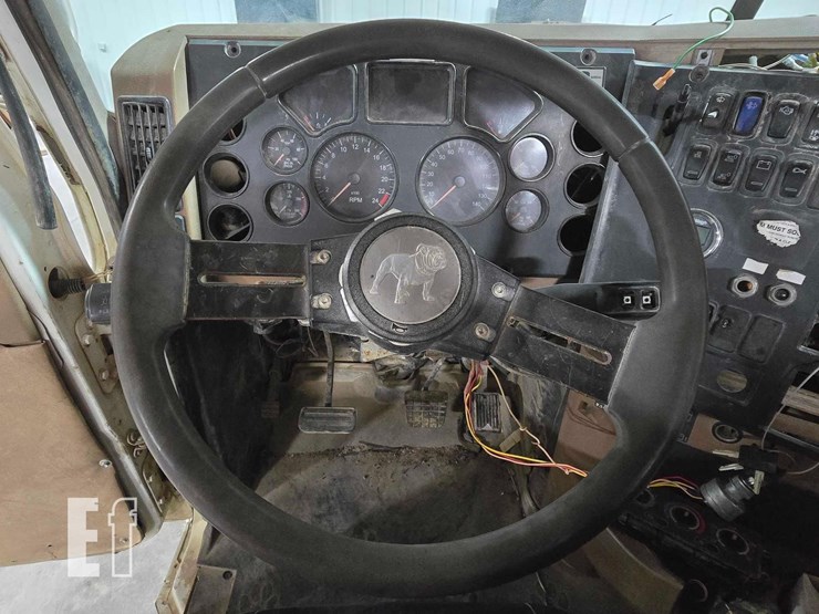 2012-mack-granite-gu713-image-10