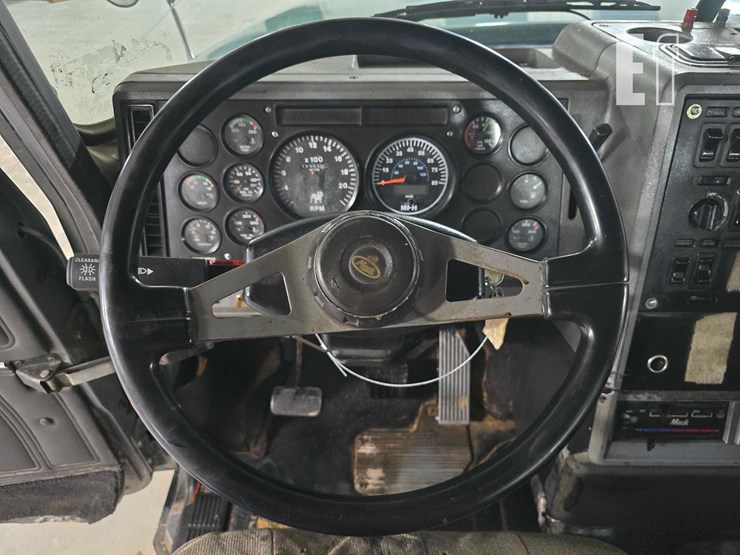 2000-mack-ch613-image-28