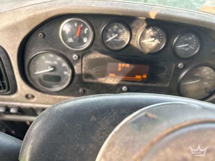 2018-peterbilt-320-image-13