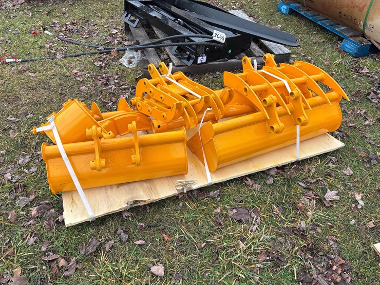 #3010-•-2025-unused-giyi-qty-(8)-cat-301-excavator-attachment-image-1