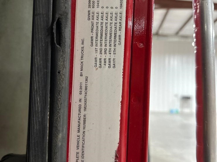 2012-mack-granite-gu713-image-35