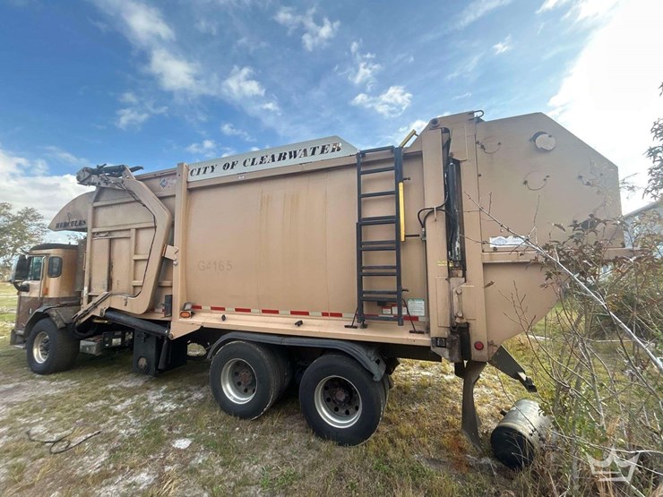 2016-peterbilt-320-image-4