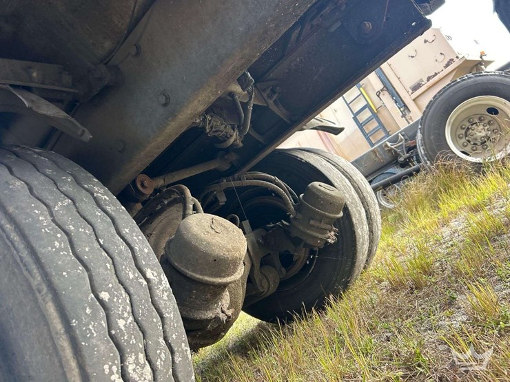 2016-peterbilt-320-image-23