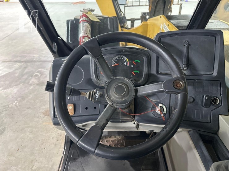 2017-caterpillar-tl1055d-image-12