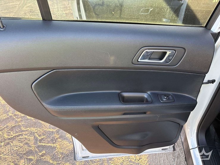 2016-ford-explorer-image-18