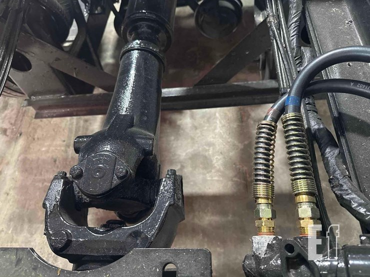 2012-mack-granite-gu813-image-24