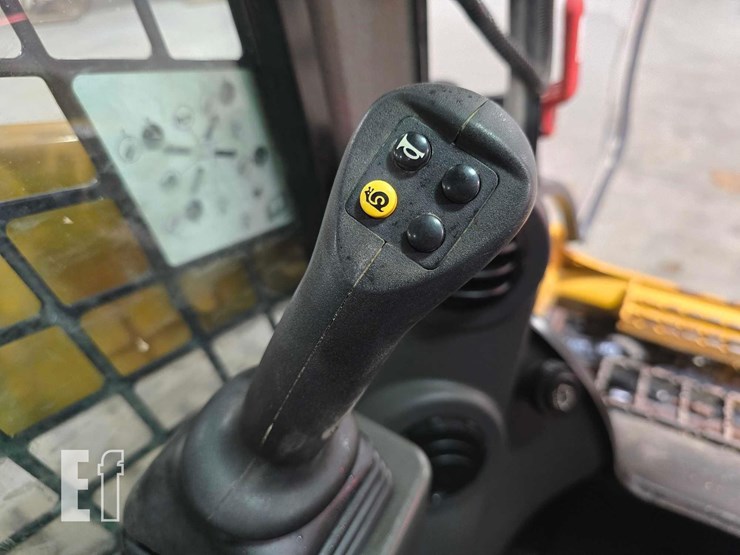 2020-caterpillar-299d3-image-12