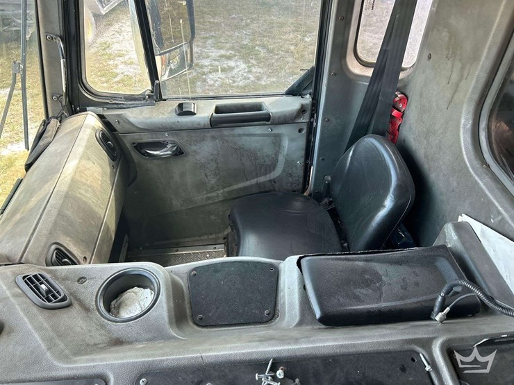 2016-peterbilt-320-image-19