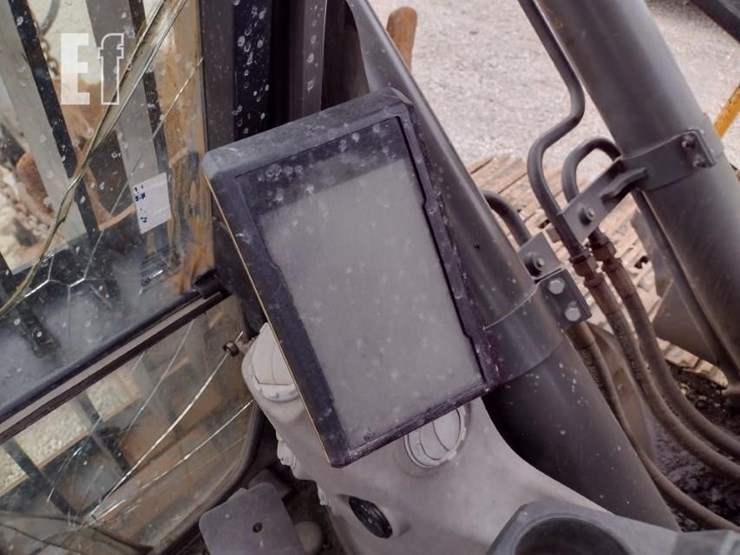 2015-volvo-ec220e-lr-image-13