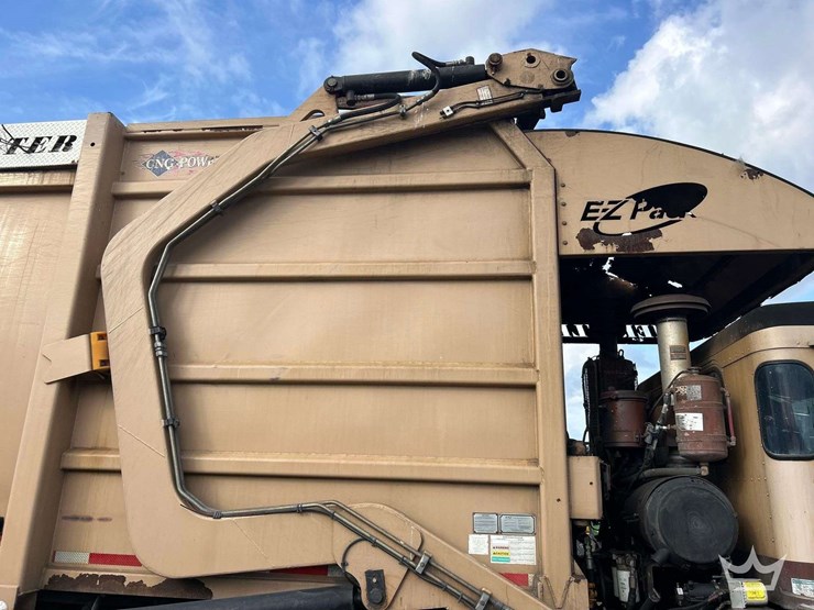 2018-peterbilt-320-image-23