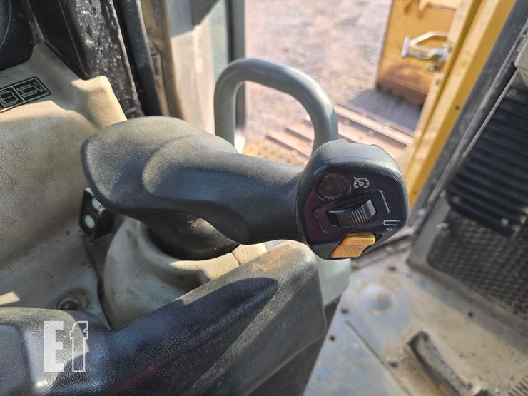 2012-caterpillar-d6t-xw-image-18