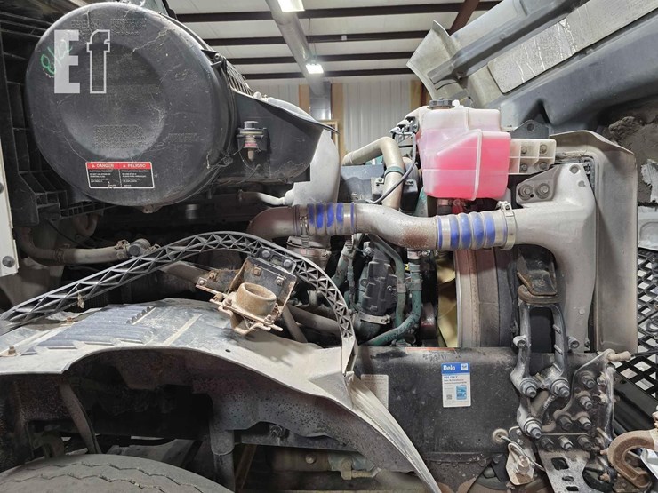 2013-volvo-vnl64t300-image-27