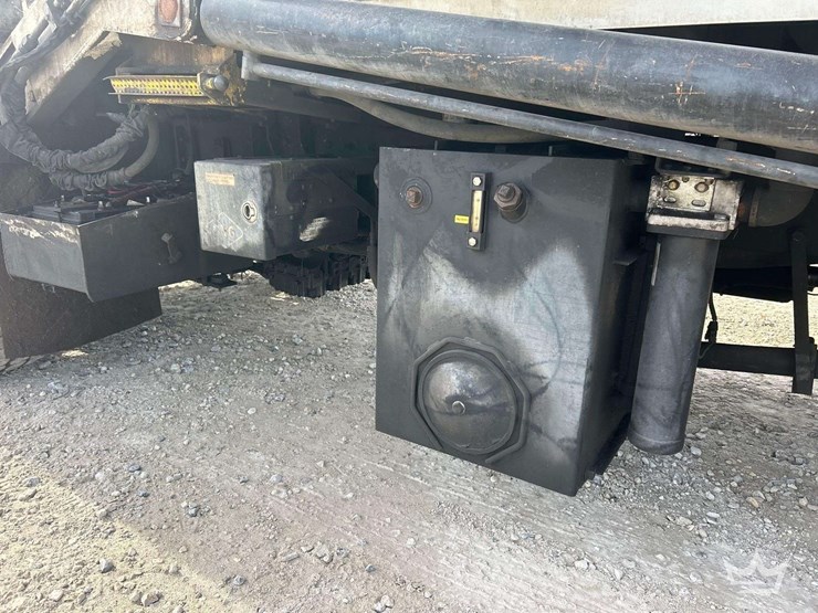 2017-peterbilt-320-image-17