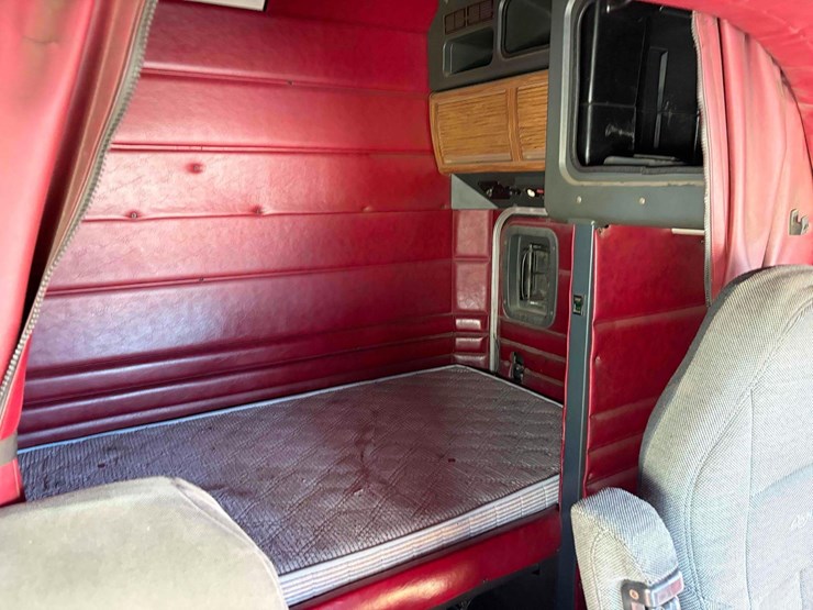 1999-peterbilt-379-image-21