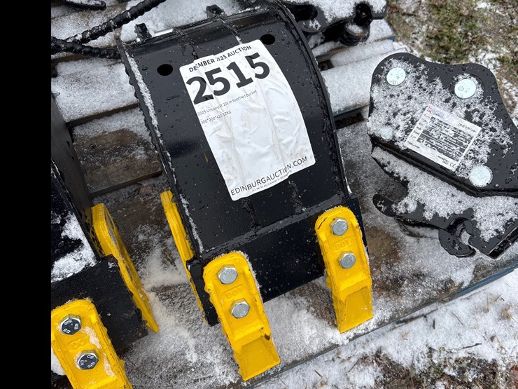 #2515-•-2025-unused-ir-20cm-toothed-bucket-image-1