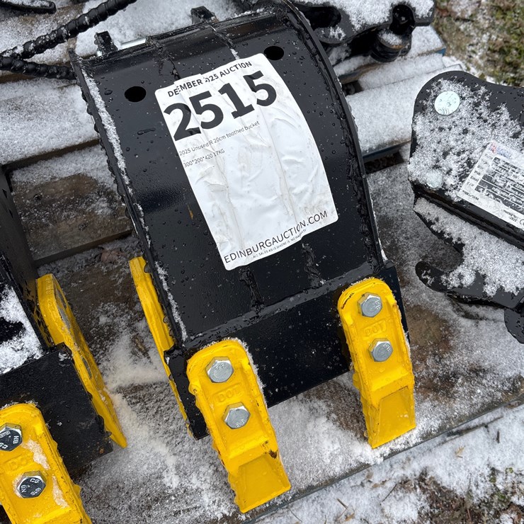 #2515 • 2025 Unused IR 20cm toothed bucket