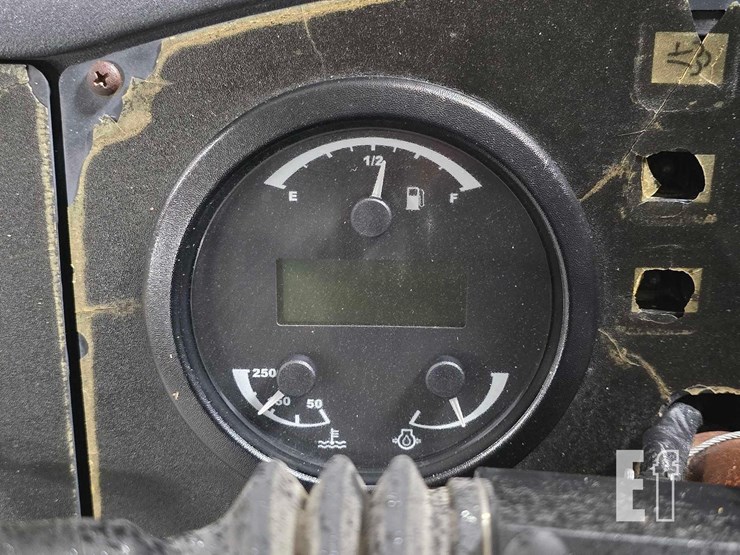 2015-caterpillar-tl642c-image-18