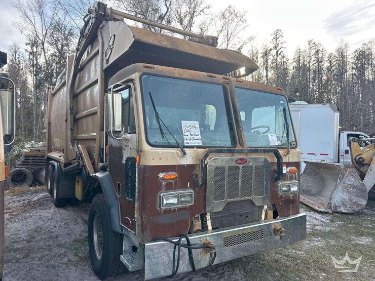 2018-peterbilt-320-image-2