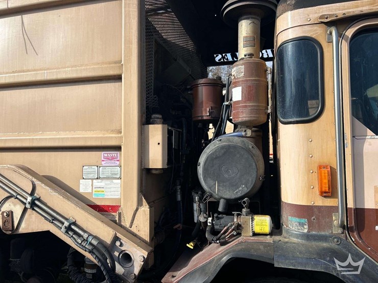 2016-peterbilt-320-image-10