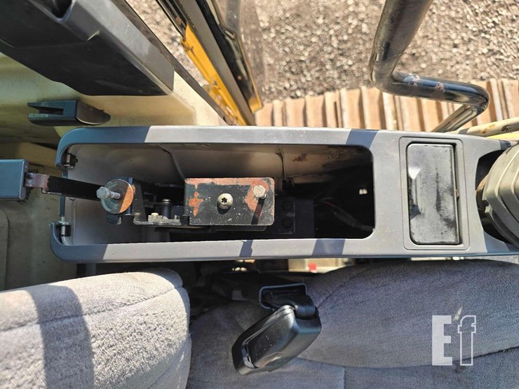 2005-caterpillar-322c-image-31