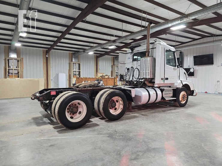 2013-volvo-vnl64t300-image-3