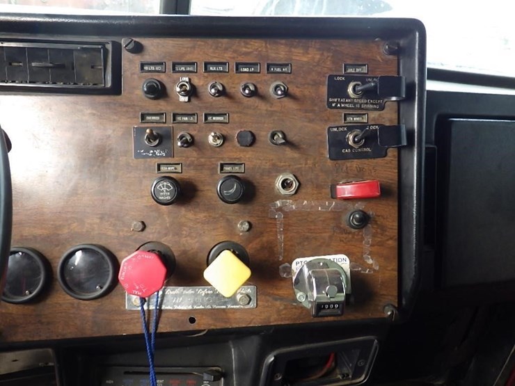 1990-peterbilt-379-image-29