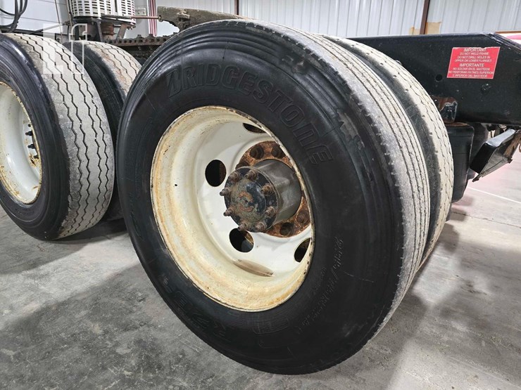 2013-volvo-vnl64t300-image-22