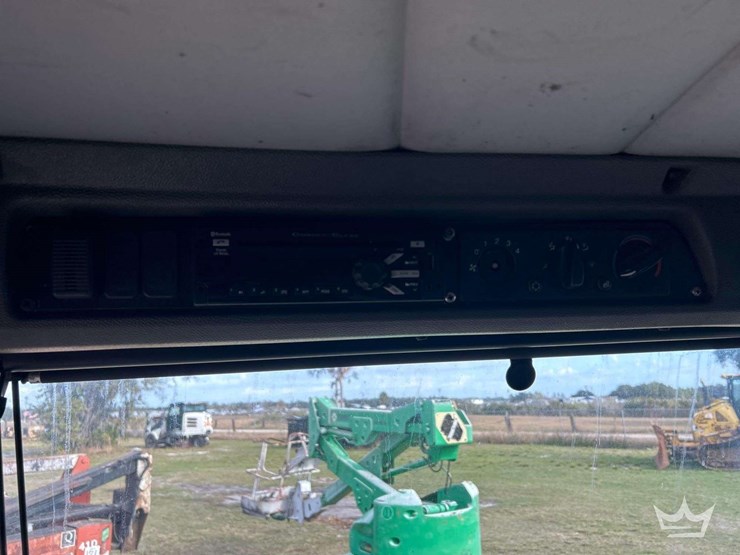 2018-peterbilt-320-image-12