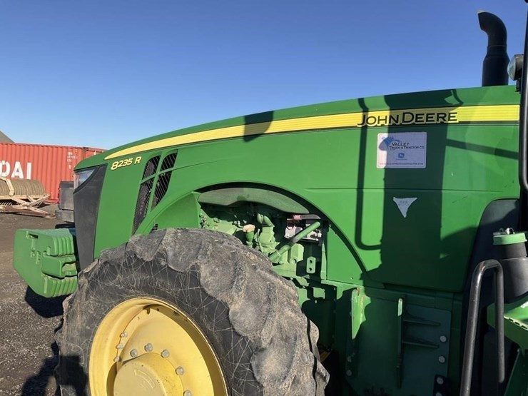 john-deere-8235r-image-12