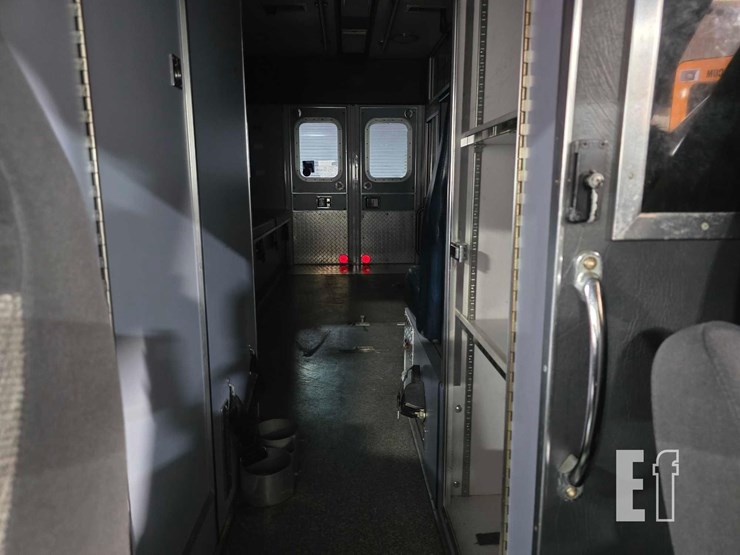 1996-ford-e350-image-18