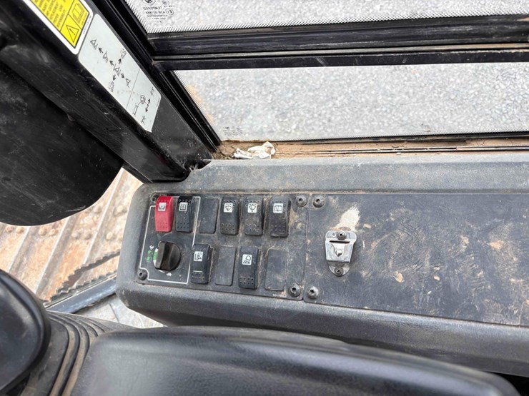 2015-caterpillar-d5k2-lgp-image-17