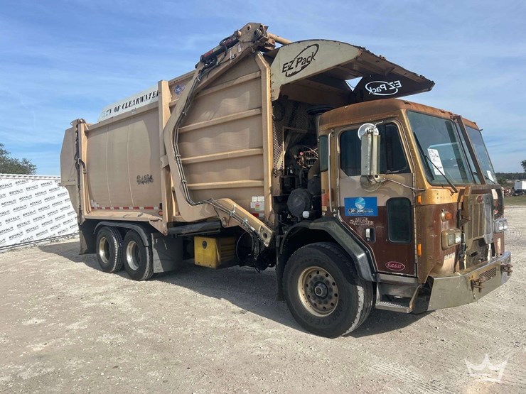 2018-peterbilt-320-image-2