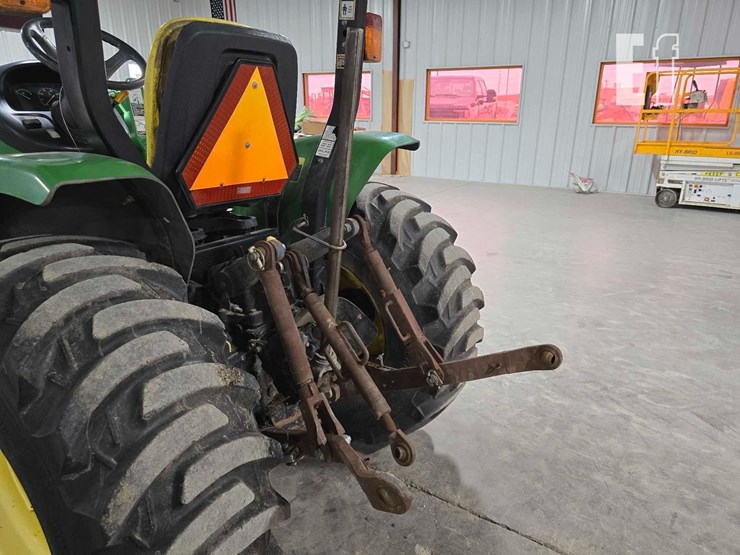 john-deere-3320-image-26