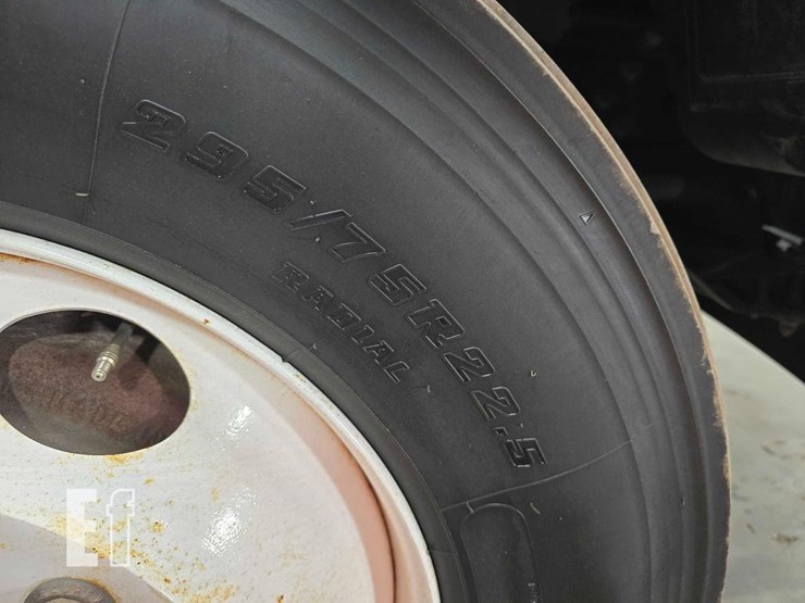 2017-peterbilt-579-image-14