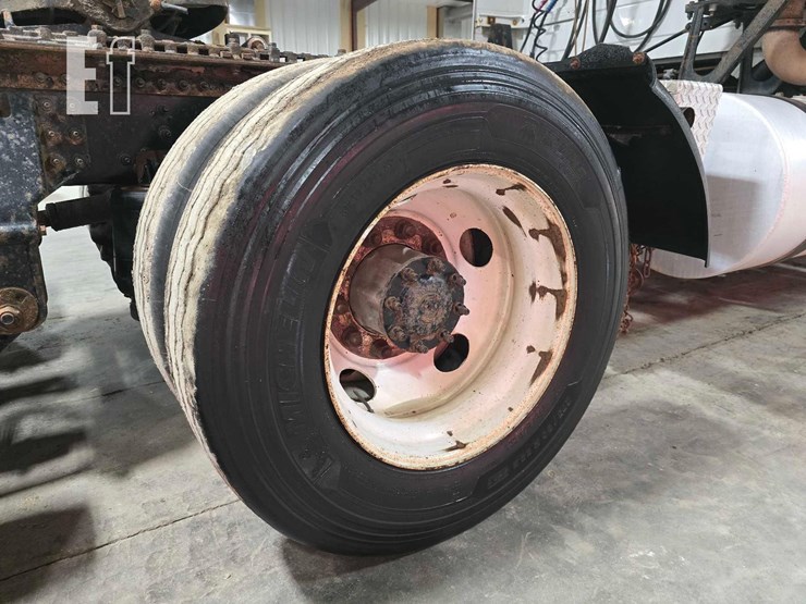 2013-volvo-vnl64t300-image-24