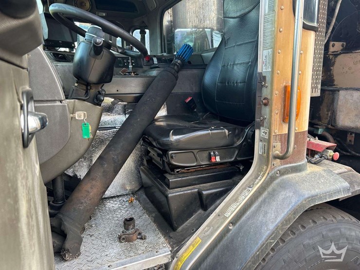 2016-peterbilt-320-image-20