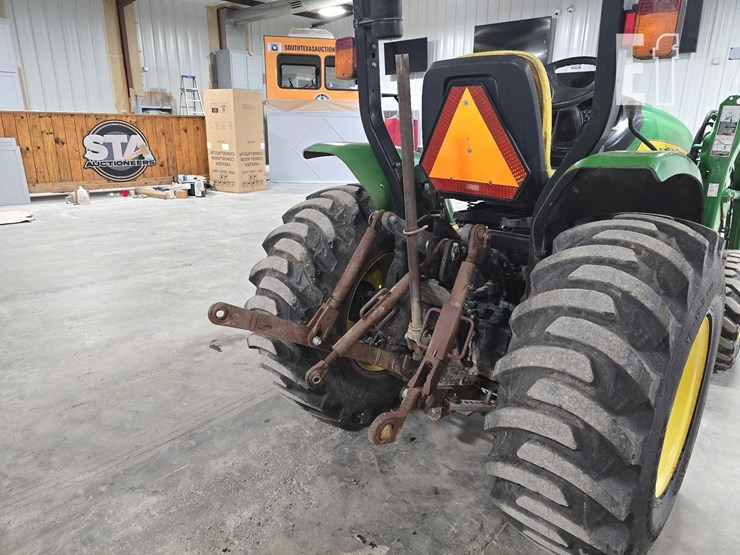 john-deere-3320-image-25