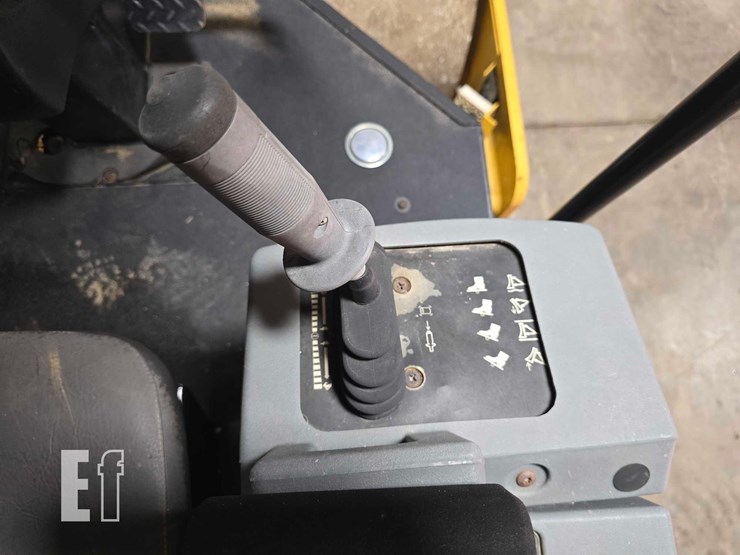 2013-caterpillar-cs44-image-19