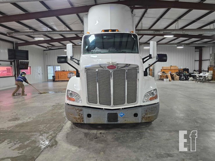 2017-peterbilt-579-image-7