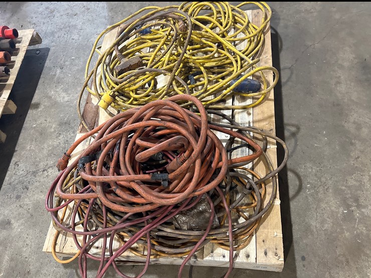#95-•-lot-of-assorted-extention-cords-image-2
