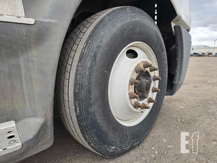 2018-freightliner-cascadia-113-image-14