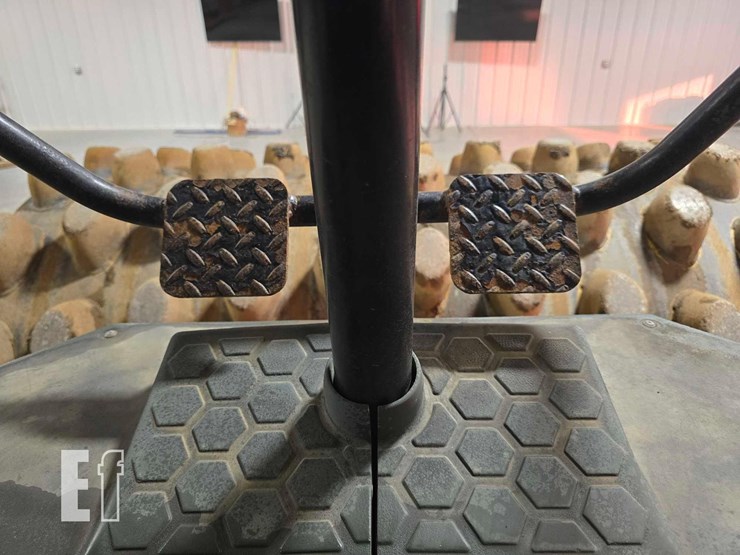 2012-caterpillar-cp56b-image-18