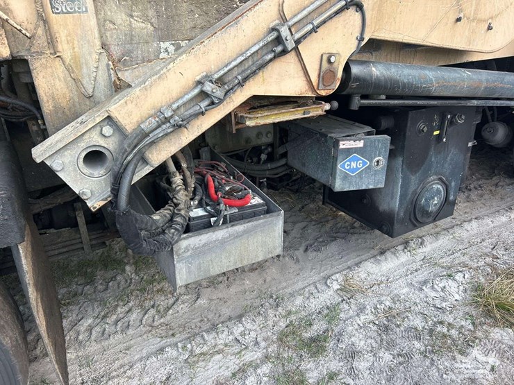 2018-peterbilt-320-image-8