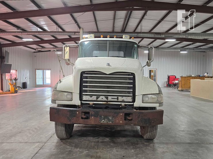 2012-mack-granite-gu713-image-7